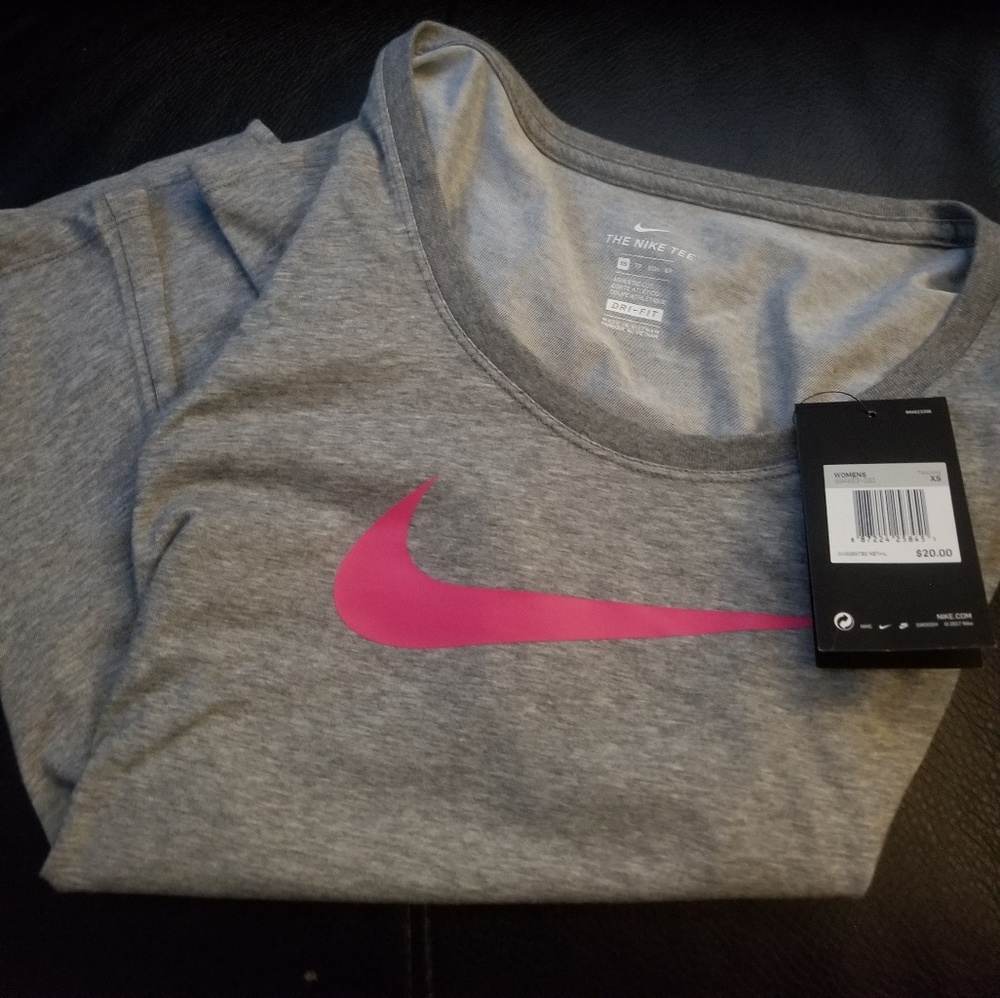 ***NWT*** Women's Nike tee